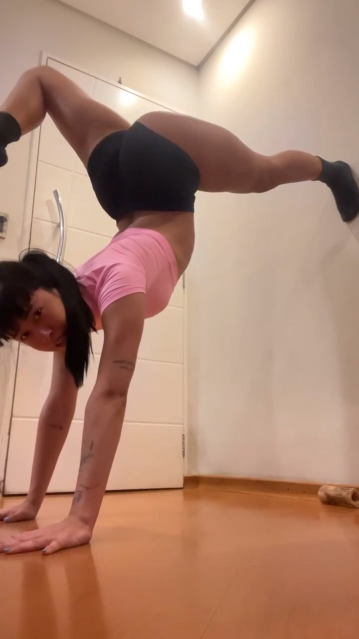 sabrinna_takeushi__acrobacia